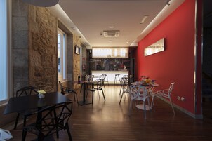 每日供应自助式早餐（每人 EUR 10）