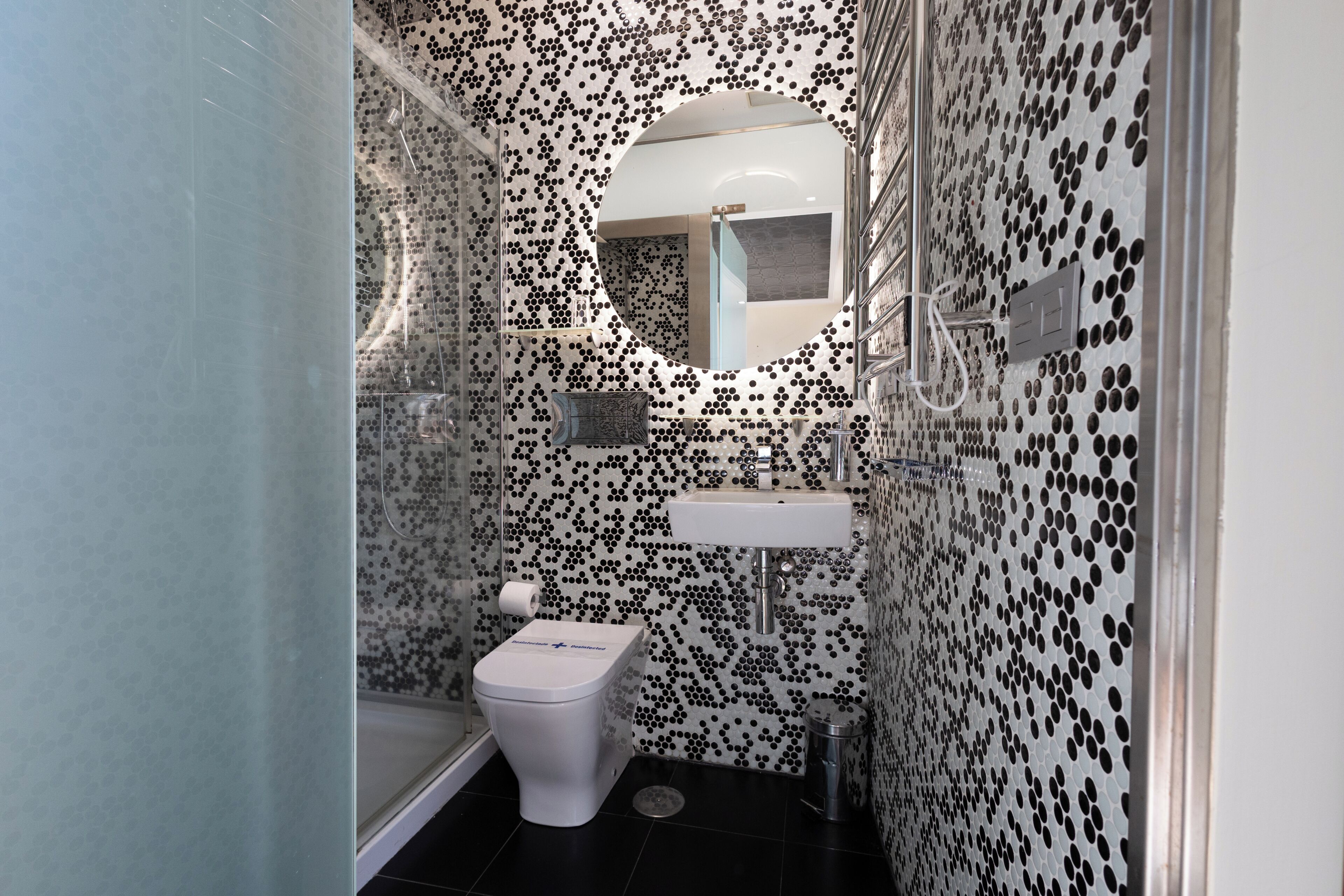 Un baño con inodoro, lavabo y ducha.