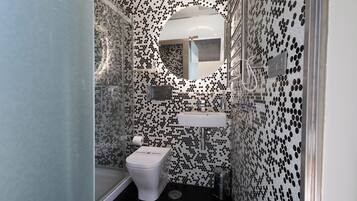Un baño con inodoro, lavabo y ducha.