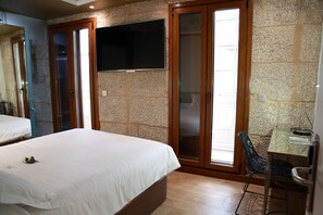 Habitación doble | Minibar, caja de seguridad en la habitación y escritorio 