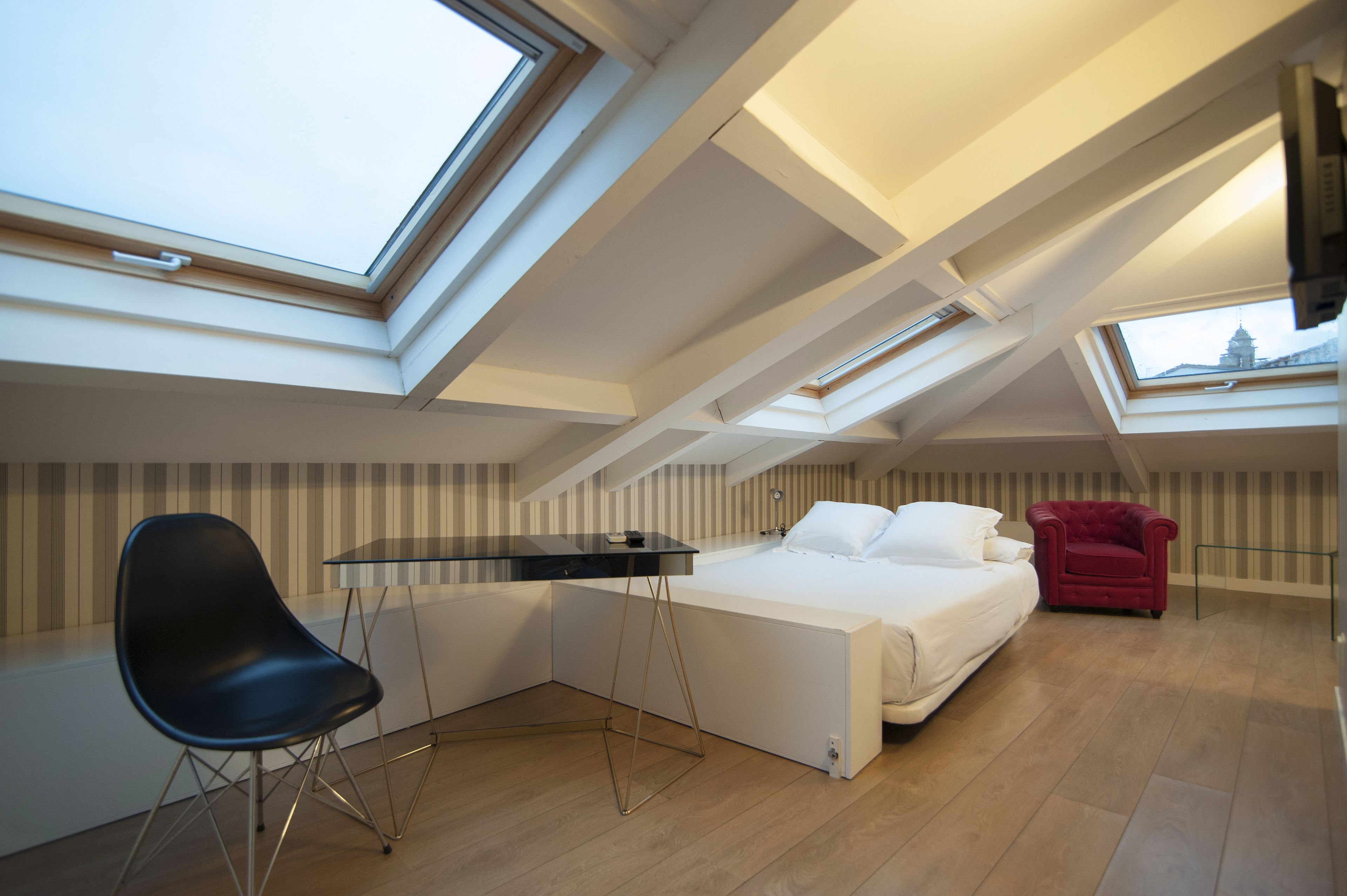 Minibar, coffres-forts dans les chambres, bureau, rideaux occultants