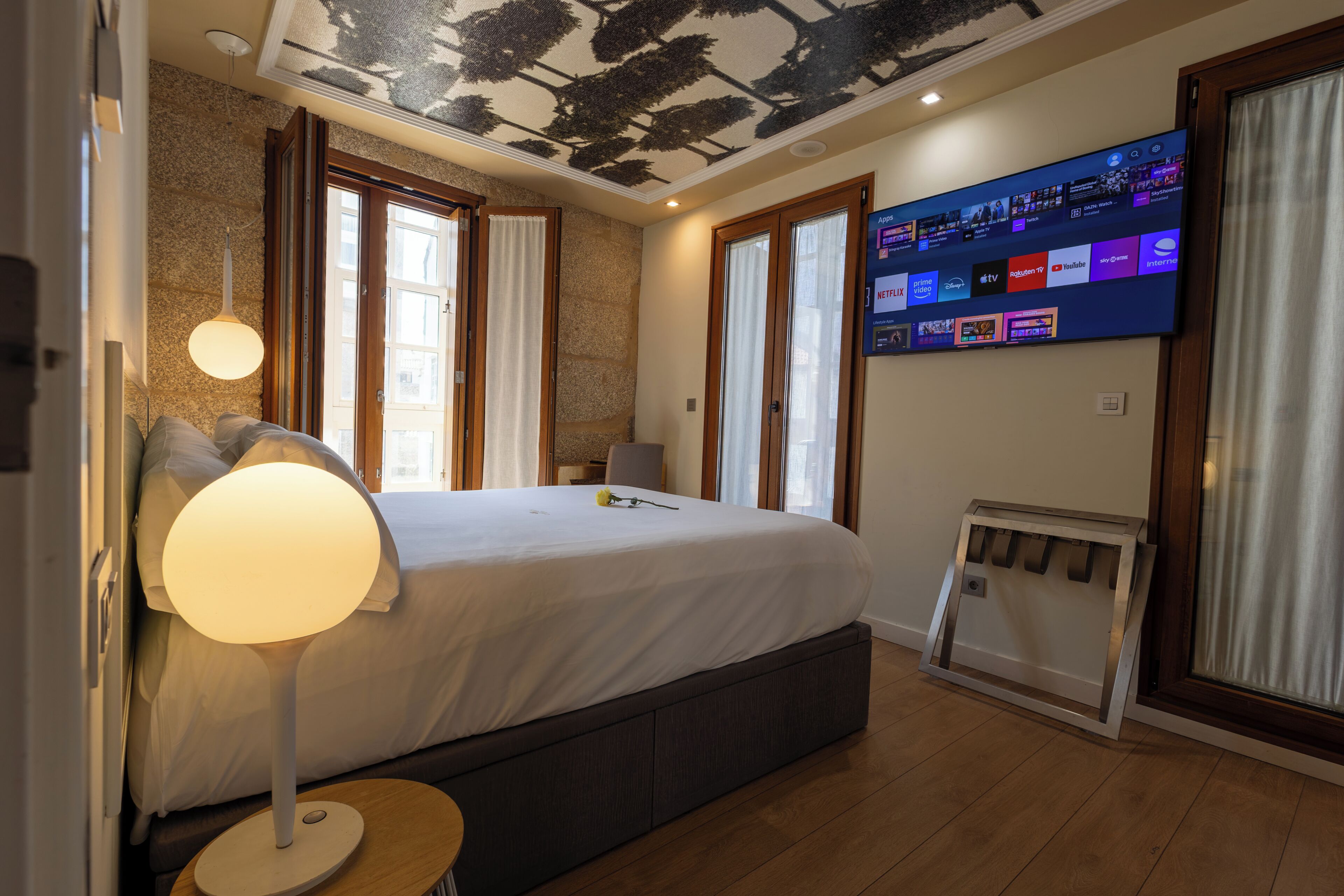 Superior suite, uitzicht op stad | Een minibar, een kluis op de kamer, een bureau, verduisterende gordijnen