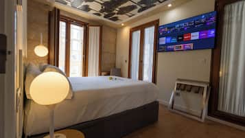 Superior suite, uitzicht op stad | Een minibar, een kluis op de kamer, een bureau, verduisterende gordijnen
