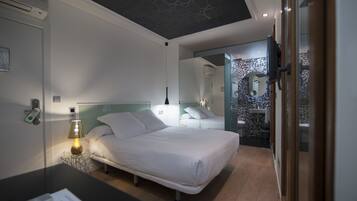 Habitación doble | Minibar, caja de seguridad en la habitación y escritorio