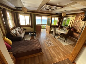 Panoramic-Villa, 1 Schlafzimmer | Wohnbereich | Flachbildfernseher