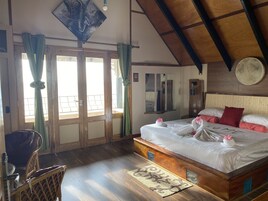 Un dormitorio con cama de madera, cortinas verdes, un espejo y un adorno circular en la pared.