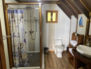 Villa panorámica, 1 habitación | Baño | Regadera, regadera tipo lluvia, amenidades de baño gratuitas 