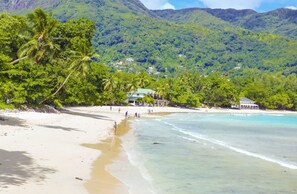 On the beach, beach towels - Mouggae Blues Villas (Mahé Island)