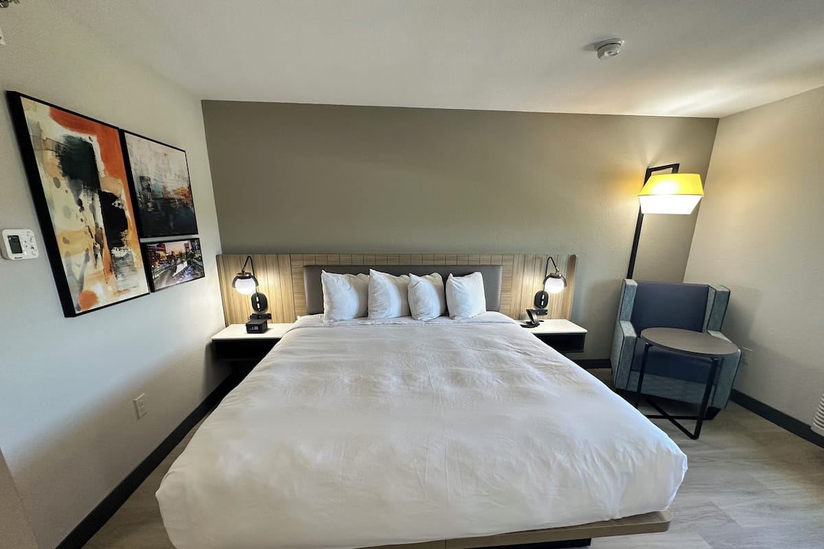 1 Schlafzimmer, hochwertige Bettwaren, Pillowtop-Betten, Schreibtisch