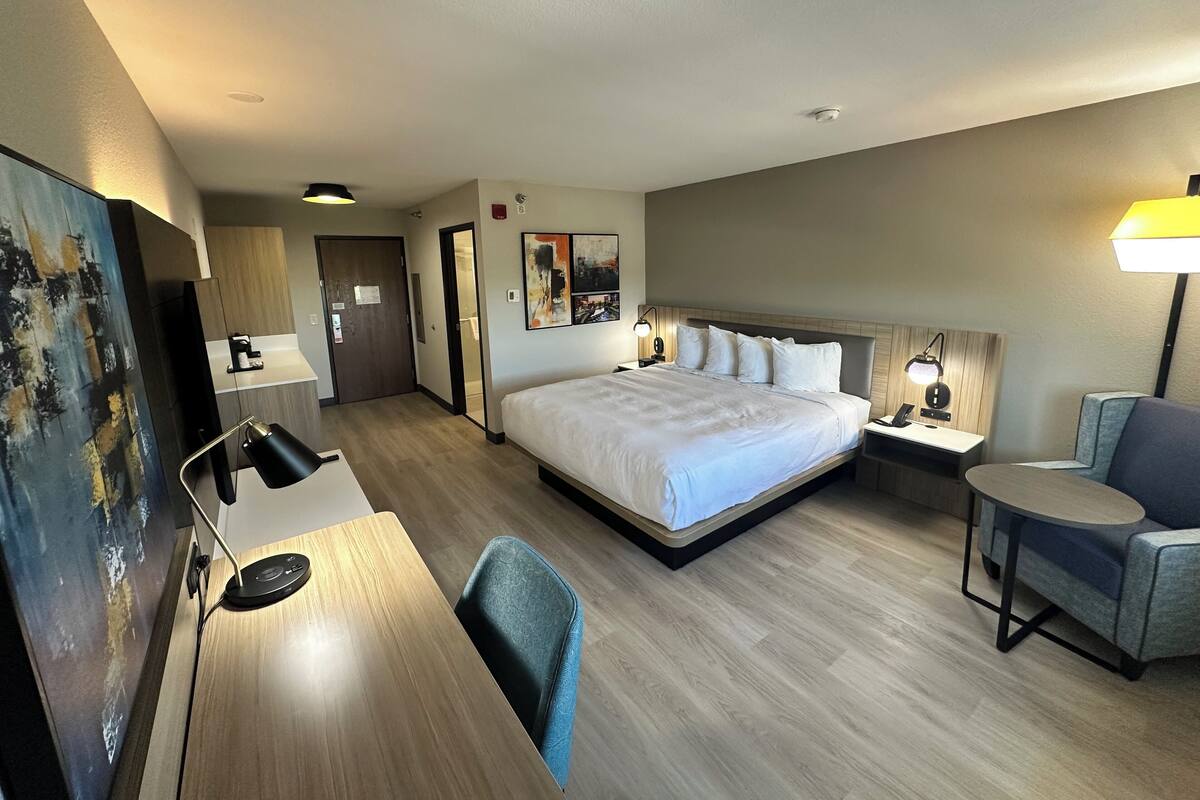 Room, 1 King Bed | 1 bedroom, premium bedding, pillow-top beds, desk