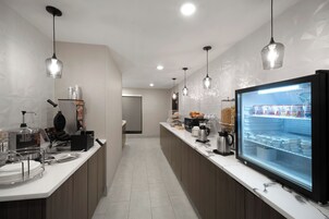 包含每日当地美食早餐