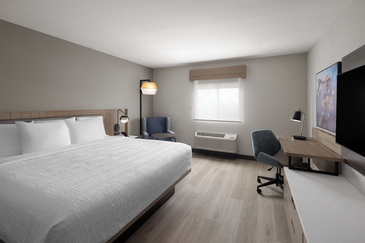 1 bedroom, premium bedding, pillow-top beds, desk