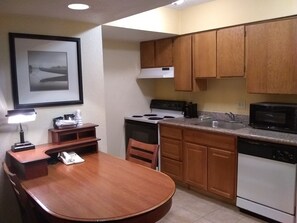 Full-size fridge, microwave, oven, stovetop