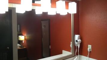 Tina con regadera, secadora de cabello, toallas, jabón