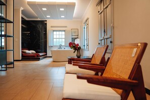 Deluxe Chalet | Living area | 32-inch LED TV with cable channels, TV - Pousada Pequena Tiradentes (Tiradentes)