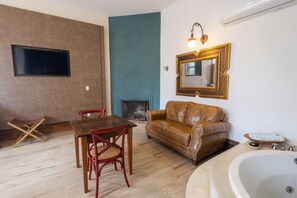 Lyxsvit | Minibar, värdeförvaringsskåp på rummet och mörkläggningsgardiner