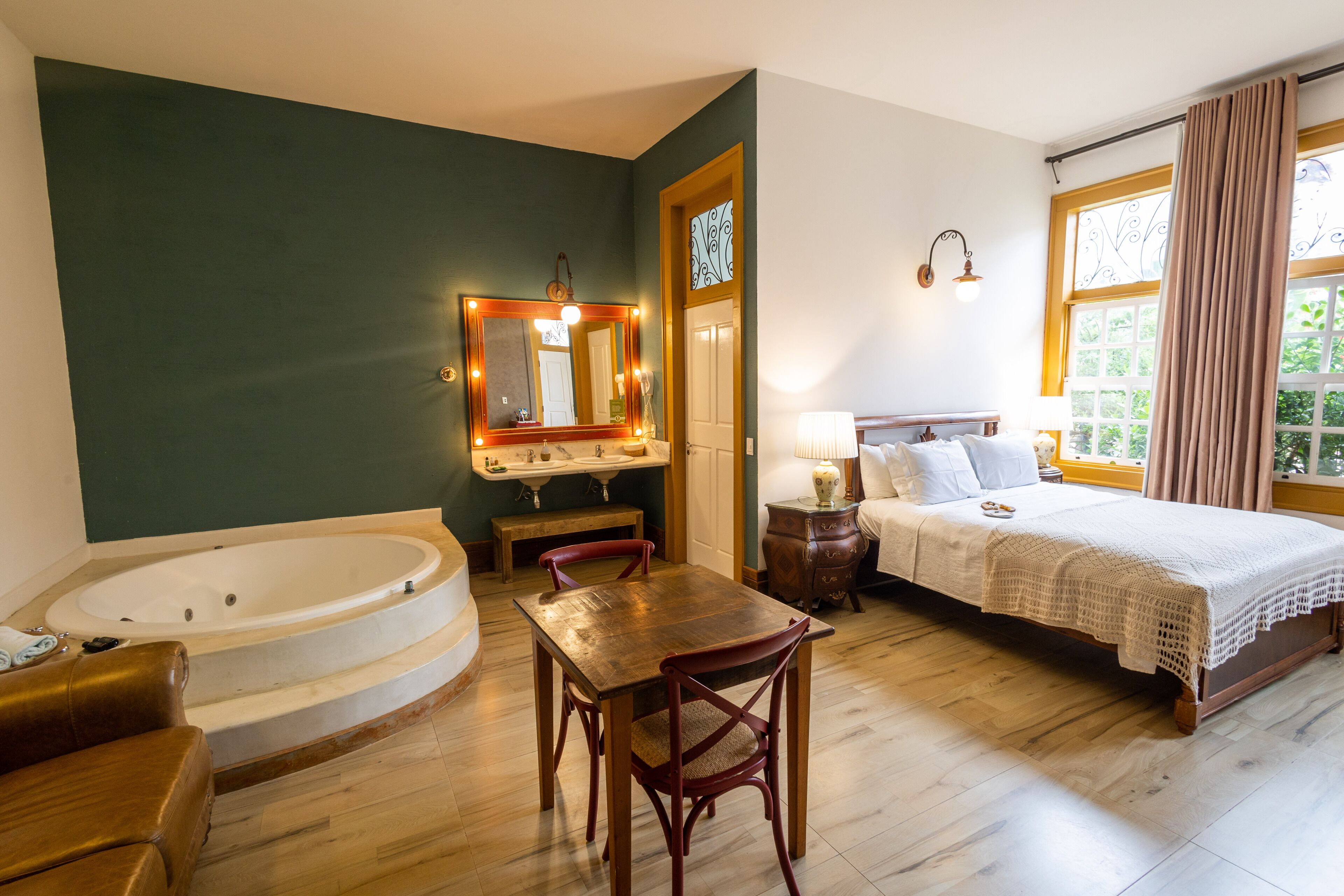 Luxe suite | Een minibar, een kluis op de kamer, verduisterende gordijnen