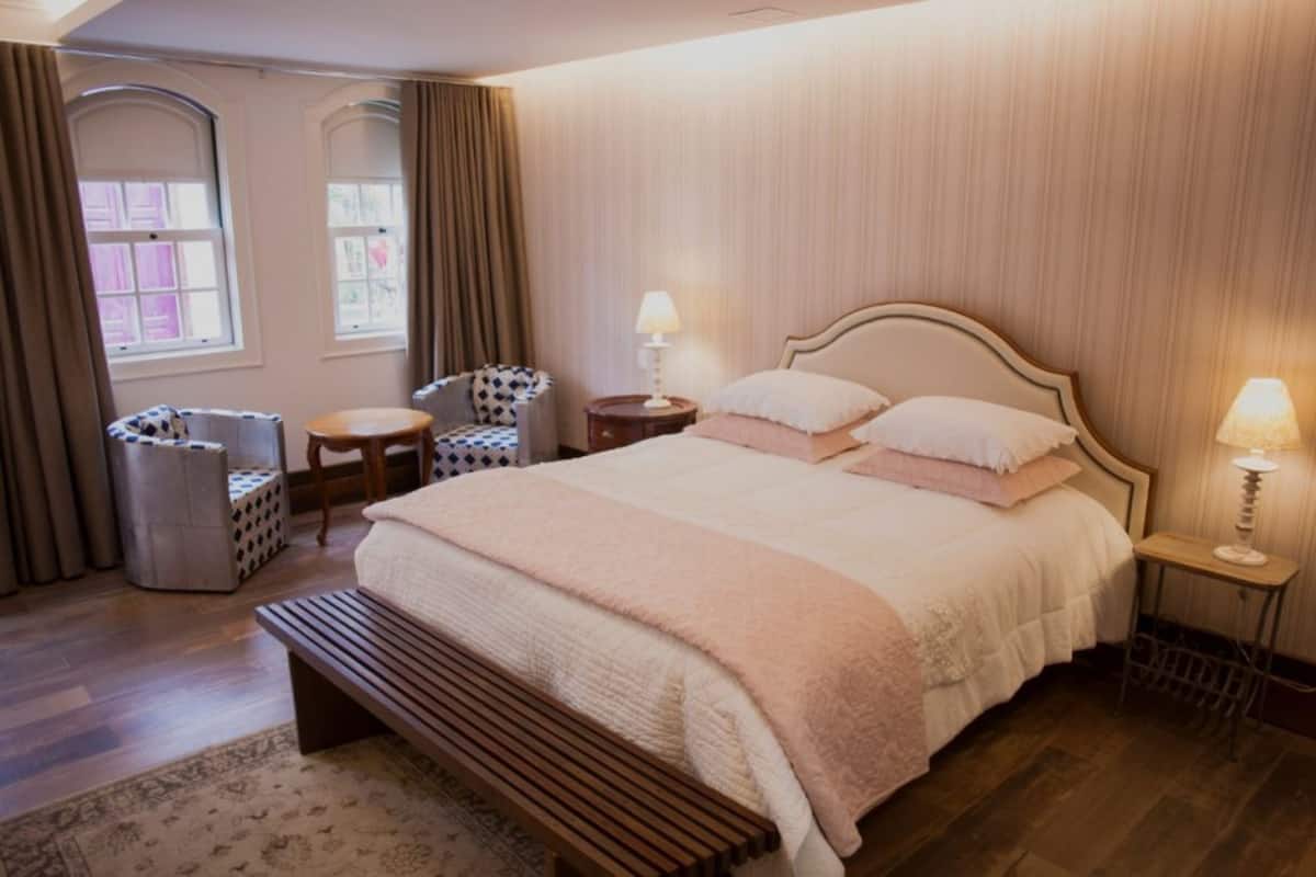 Dobbeltrom – comfort | Minibar, safe på rommet, blendingsgardiner og strykejern/-brett