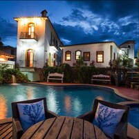 Fachada da propriedade à noite