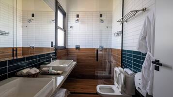 Family Chalet | Bathroom | Free toiletries, hair dryer, bathrobes, towels