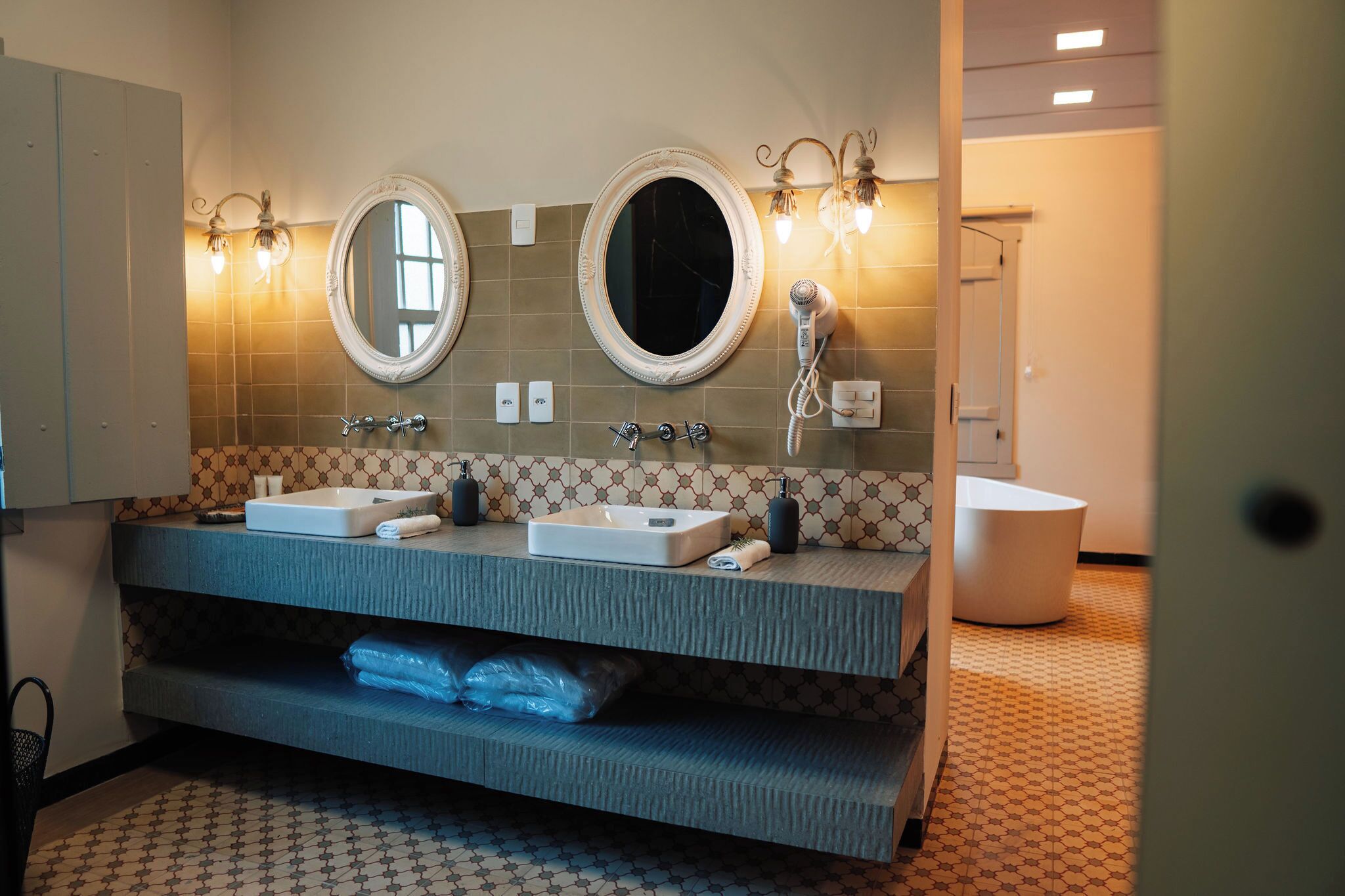 deluxe chalet | bathroom | free toiletries, hair dryer, bathrobes, towels