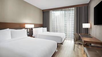 Safe på rommet, skrivebord og skrivebord for bærbar PC