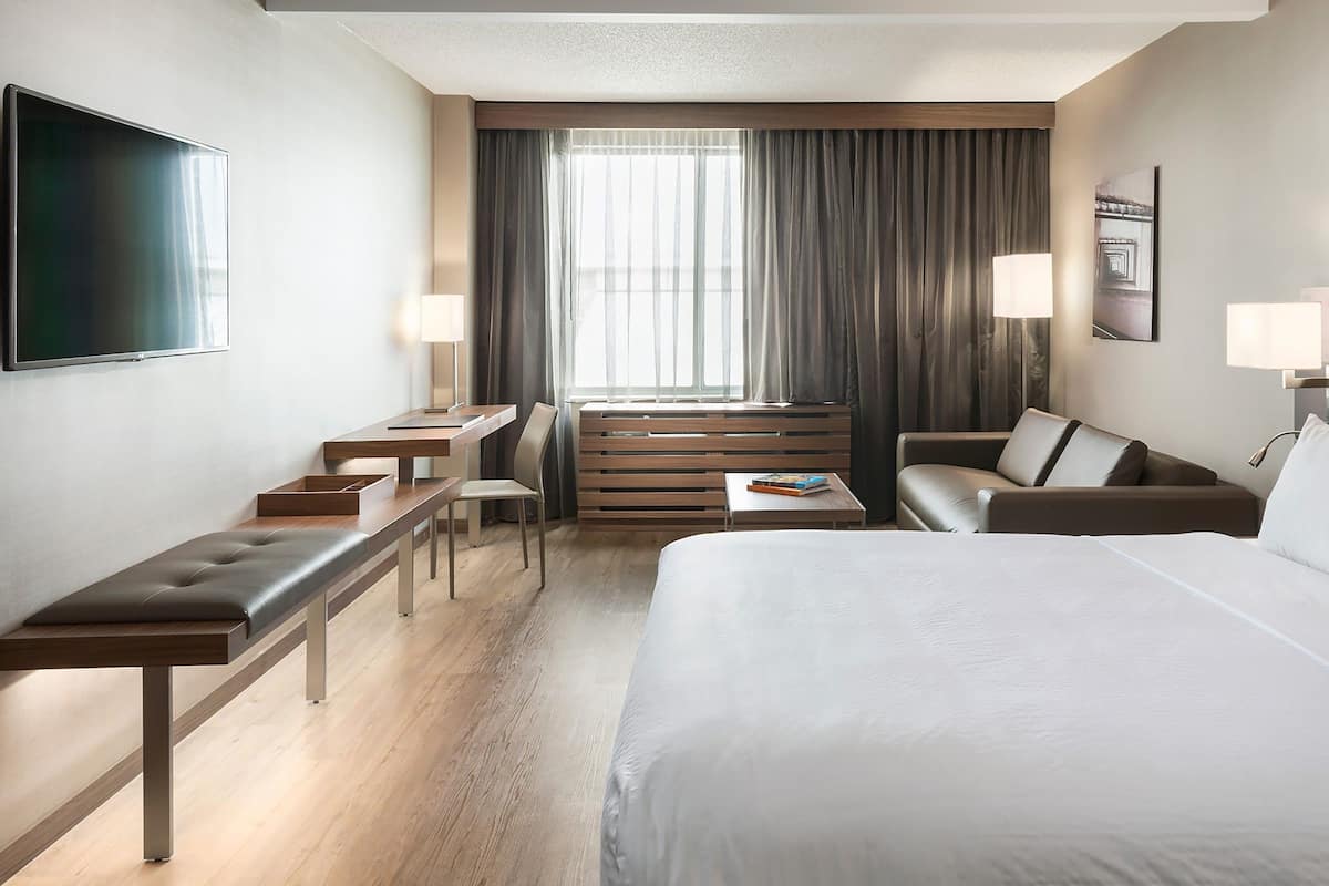 Premium bedding, in-room safe, desk, laptop workspace