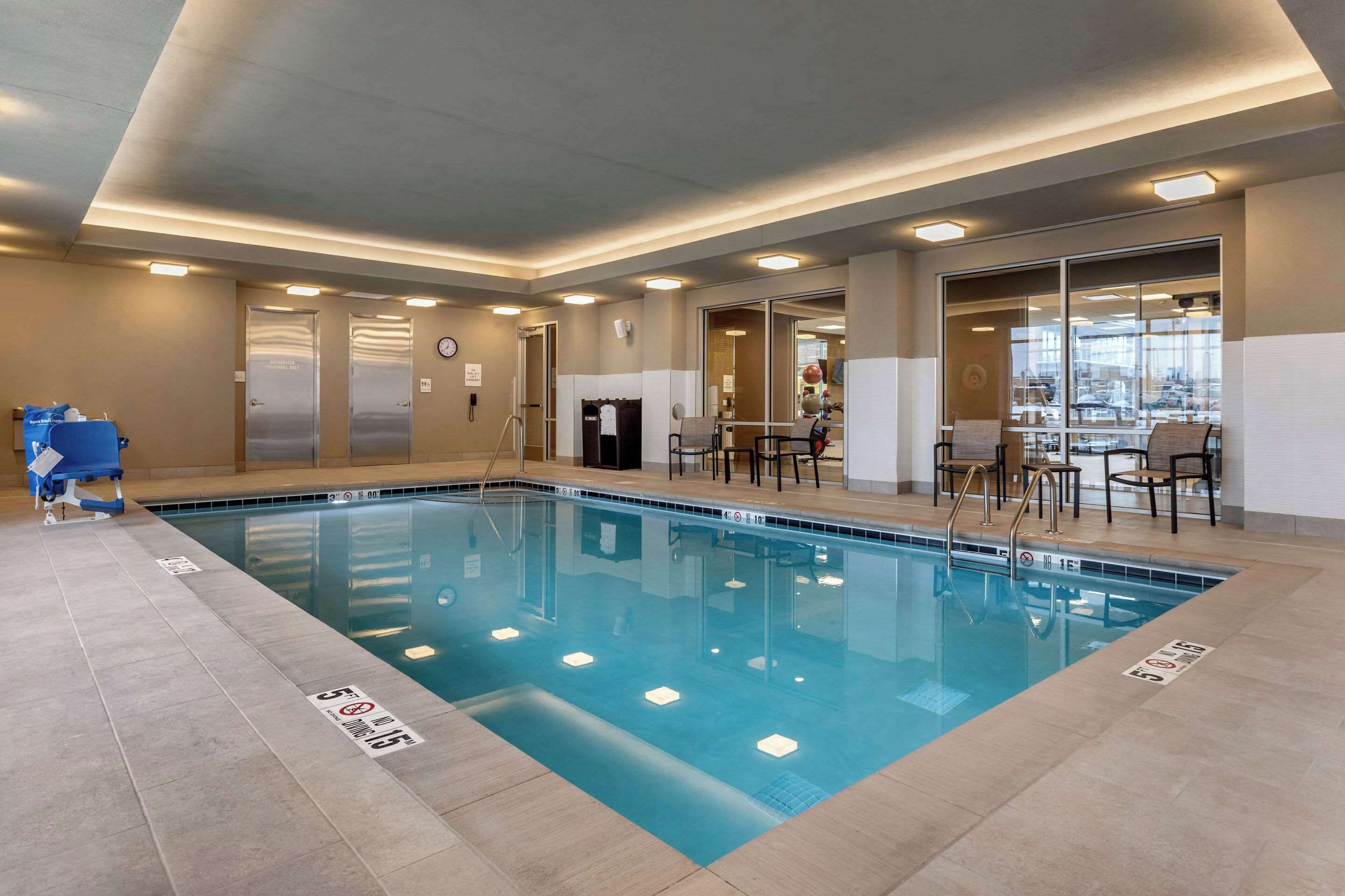 Indoor pool, sun loungers