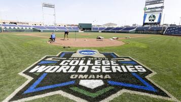 Un campo de béisbol con el logo de la Serie Mundial Universitaria Masculina de la NCAA 2015.