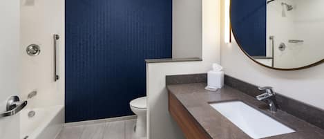 Une salle de bain moderne avec une baignoire, des toilettes et un lavabo.