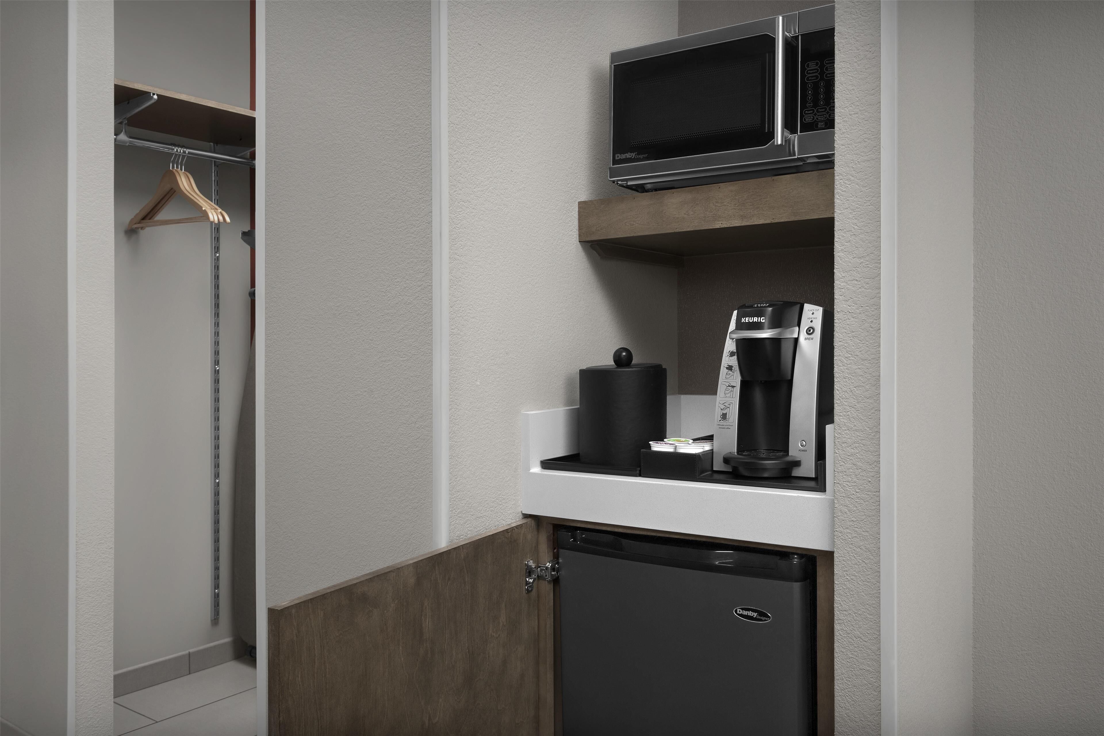 in-room safe, desk, laptop workspace, blackout curtains