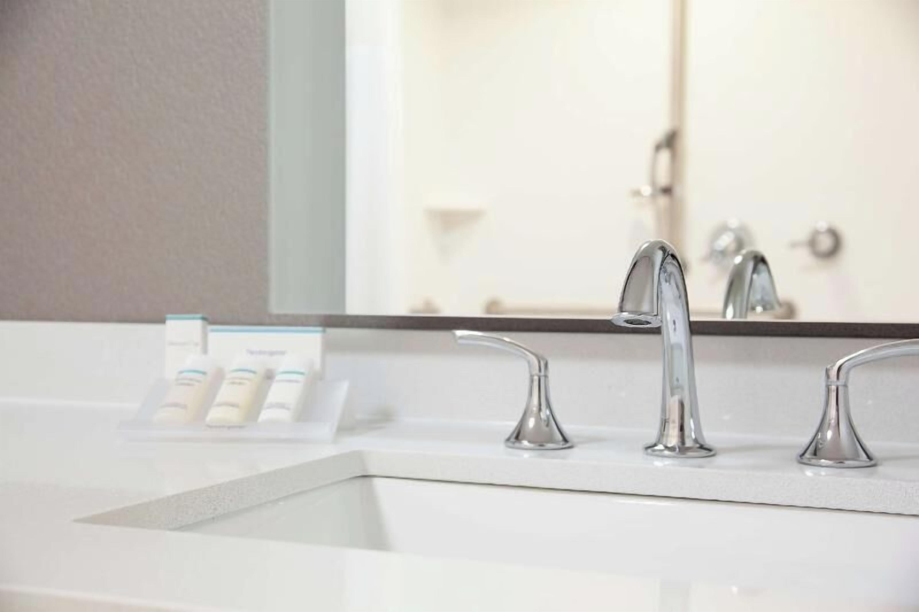 Amenidades de baño gratuitas, secadora de cabello, toallas 