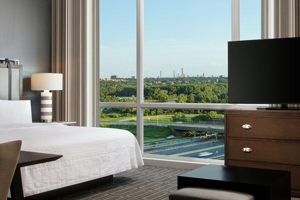 Premium bedding, in-room safe, desk, laptop workspace - Homewood Suites by Hilton Teaneck Glenpointe (Teaneck)