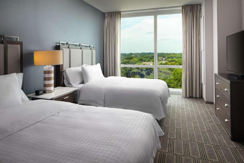 Peralatan tempat tidur premium, peti besi dalam bilik, meja 