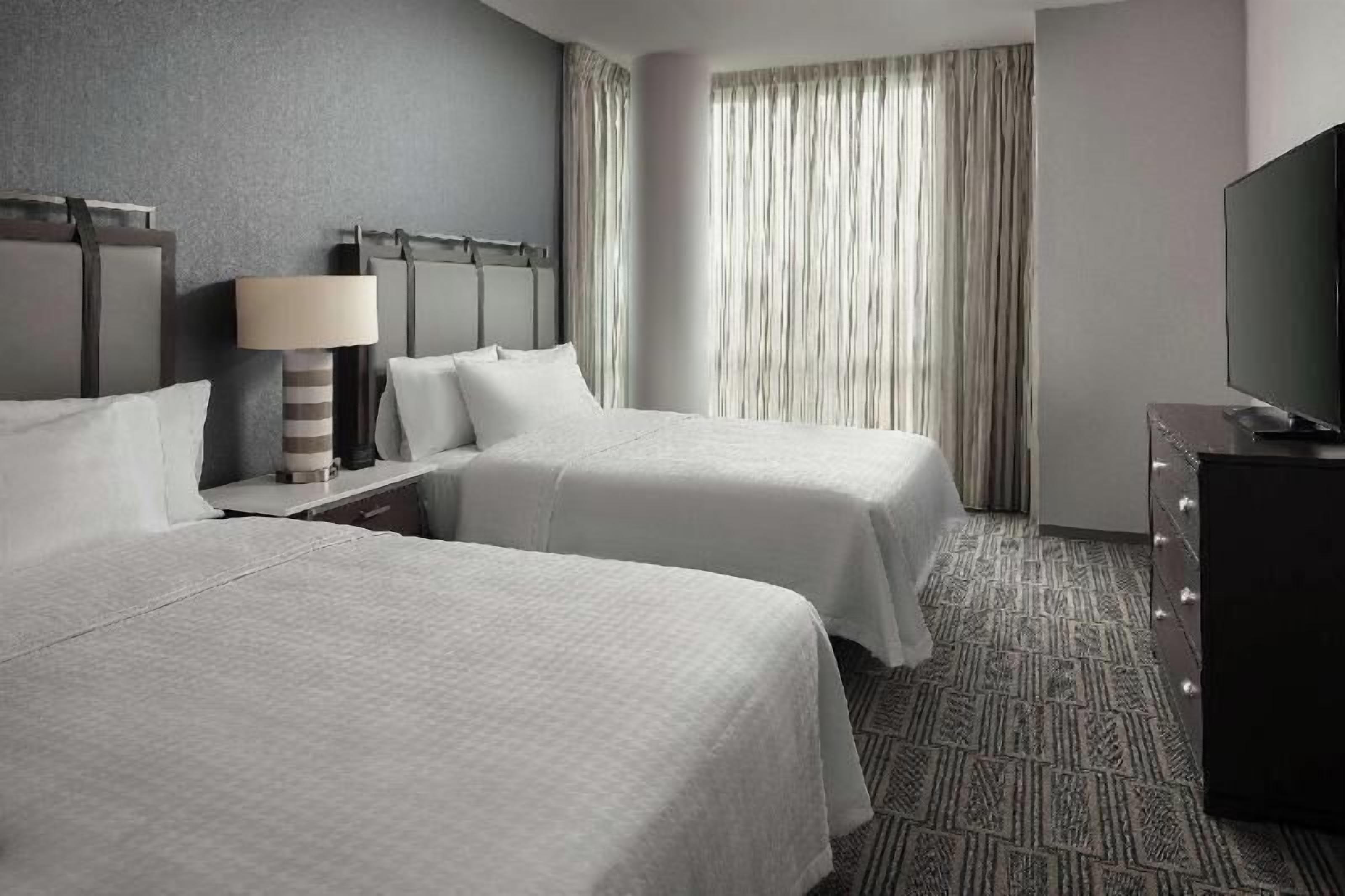 Peralatan tempat tidur premium, peti besi dalam bilik, meja 