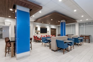 Free daily buffet breakfast  - Holiday Inn Express & Suites Bryan - College Station by IHG (Bryan)