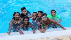 Un grup de nens i nenes a la piscina.