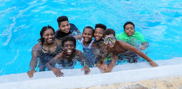 Un groupe d’enfants dans une piscine.