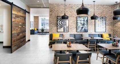 Hyatt Place Sumter / Downtown