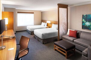 Escritorio, cortinas blackout y tabla de planchar con plancha 