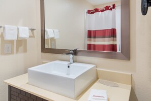 Kostenlose Toilettenartikel, Haartrockner, Handtücher