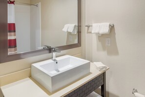 Ilmaiset hygieniatuotteet, hiustenkuivaaja, pyyhkeet