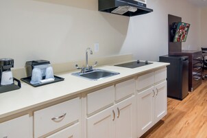 Refrigerador, microondas, cafetera/tetera