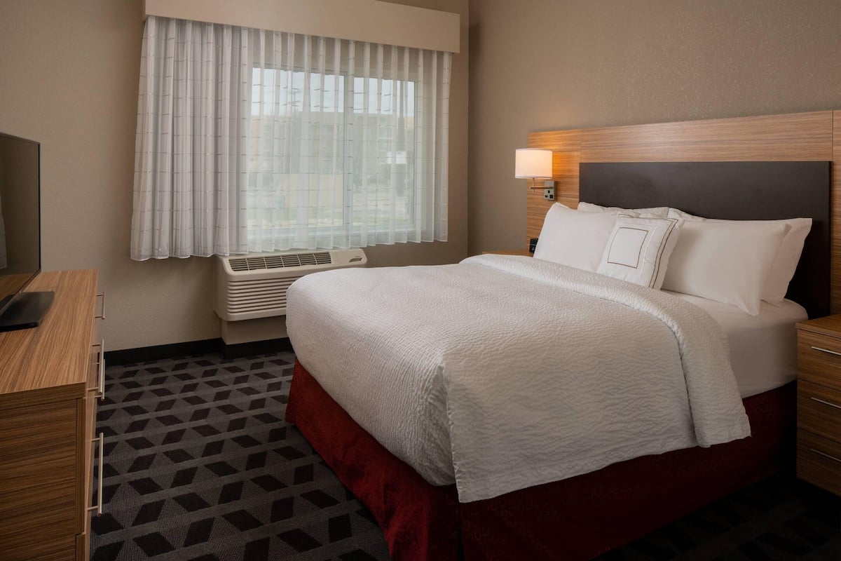 In-room safe, desk, laptop workspace, blackout drapes