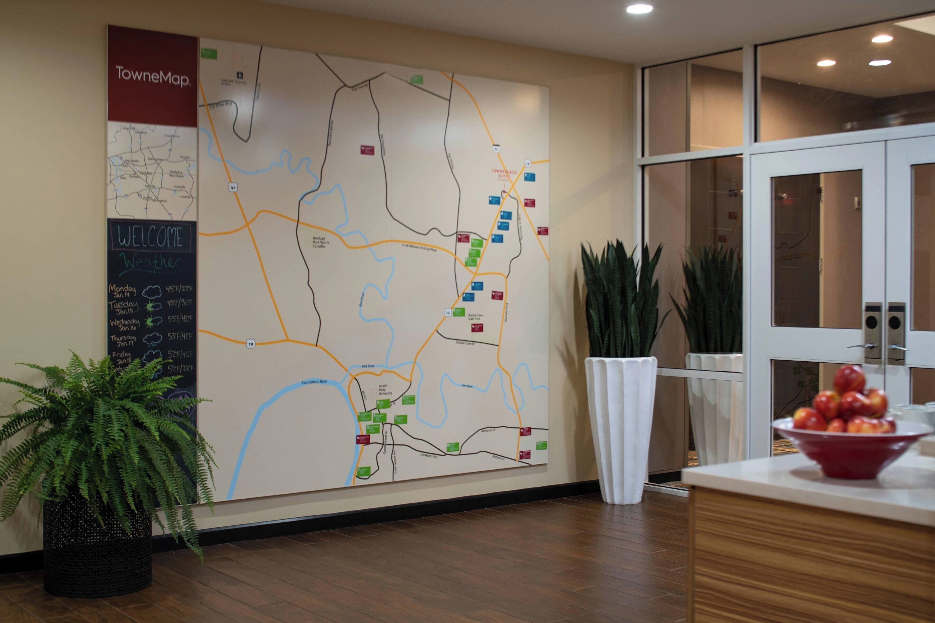 Eine Karte an der Wand mit einem Schild, das "TowneMap" zeigt, und einer Willkommensbotschaft.