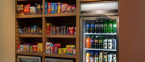 Zona de venta automática con aperitivos y bebidas.