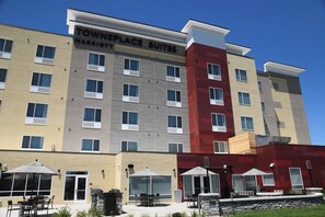 Un hotel de varios pisos con un letrero que dice "TOWNPLACE SUITES MARRIOTT".