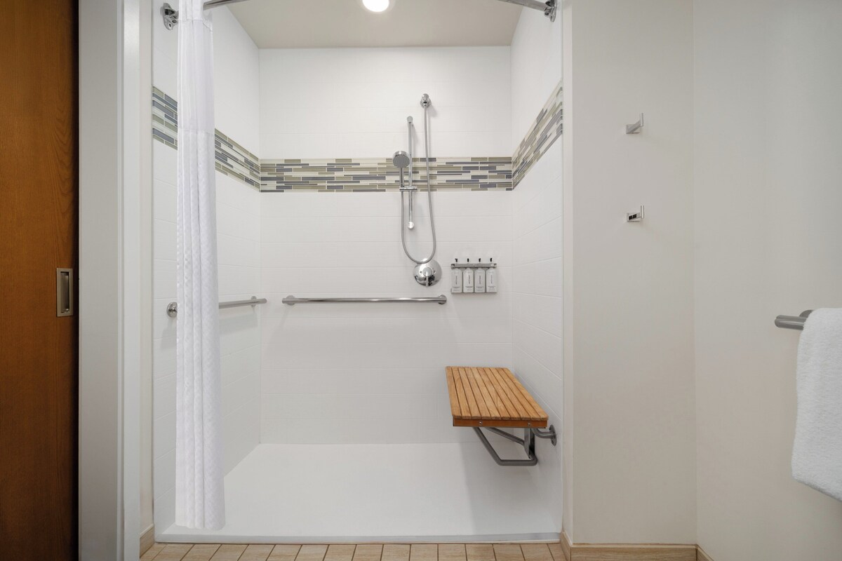 標準客房, 無障礙 (Mobility, Roll In Shower) | 埃及棉床單、高級寢具、舒適加層、客房內保險箱