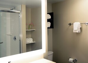 Amenidades de baño de diseñador, secadora de cabello, toallas 