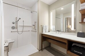 Suíte, 1 quarto, acessível para pessoas com deficiência física (Communications, Mobility) | Banheiro | Produtos de toalete grátis, secador de cabelo, toalhas de banho 